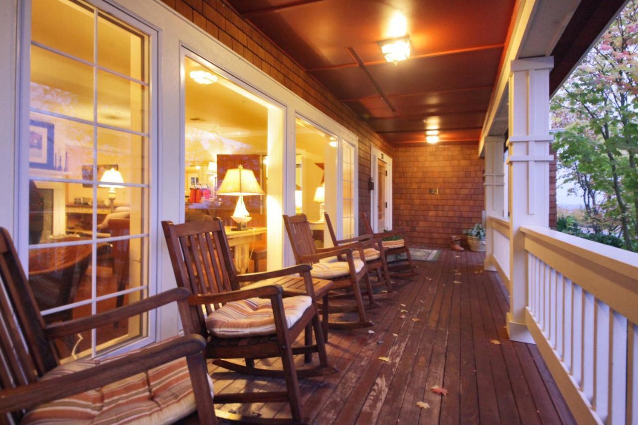 Saratoga Inn Лангли Екстериор снимка