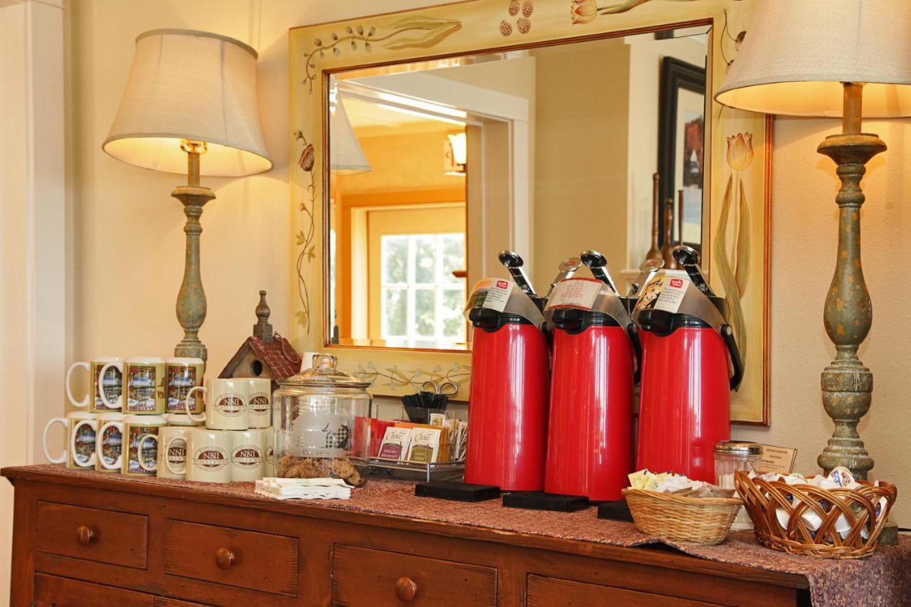 Saratoga Inn Лангли Екстериор снимка