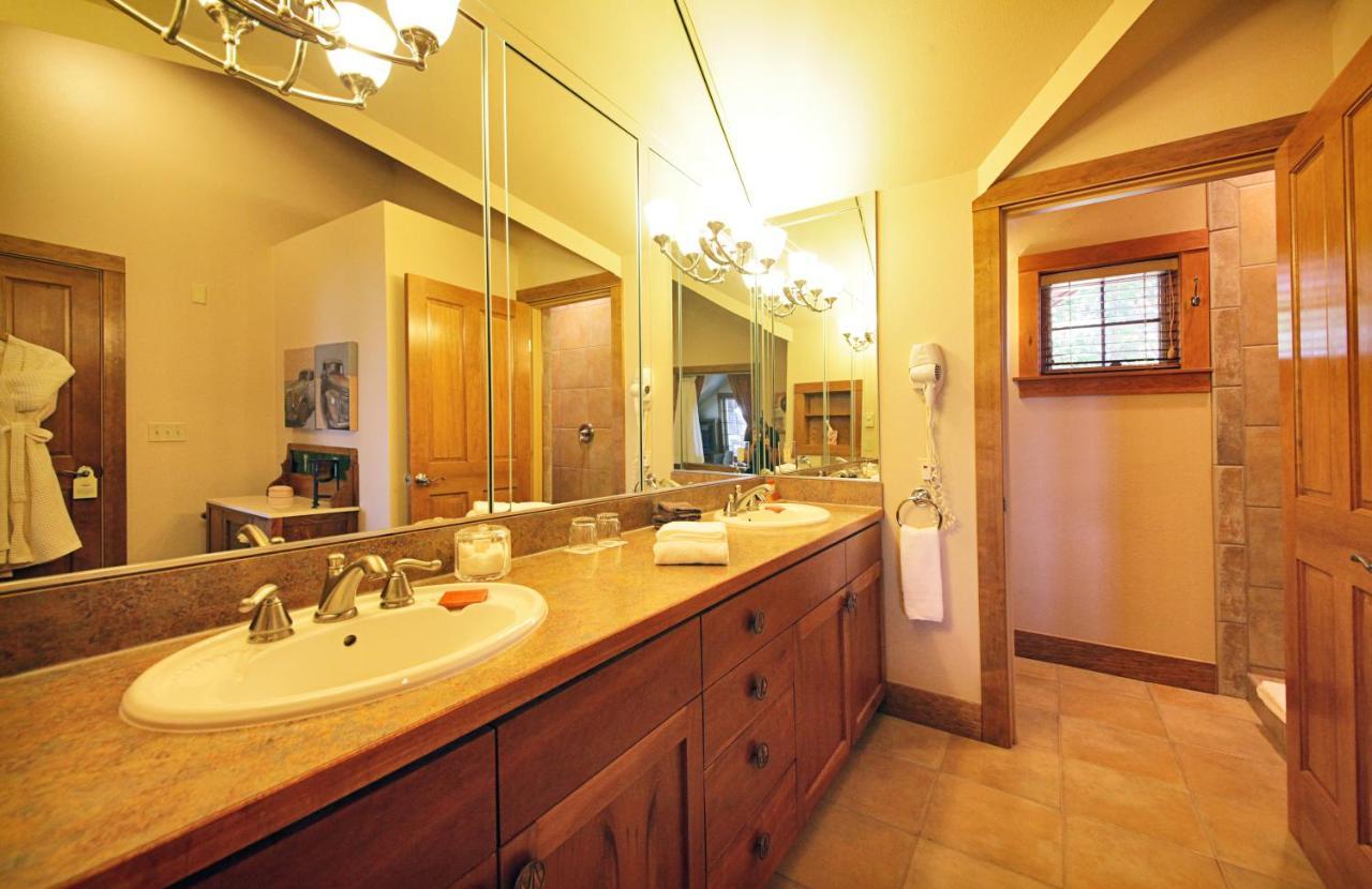 Saratoga Inn Лангли Екстериор снимка