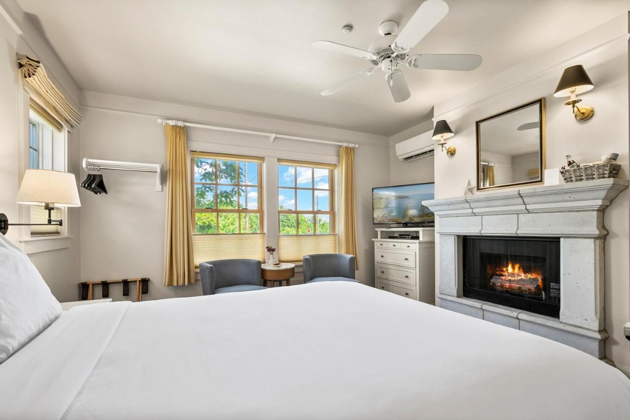 Saratoga Inn Лангли Екстериор снимка