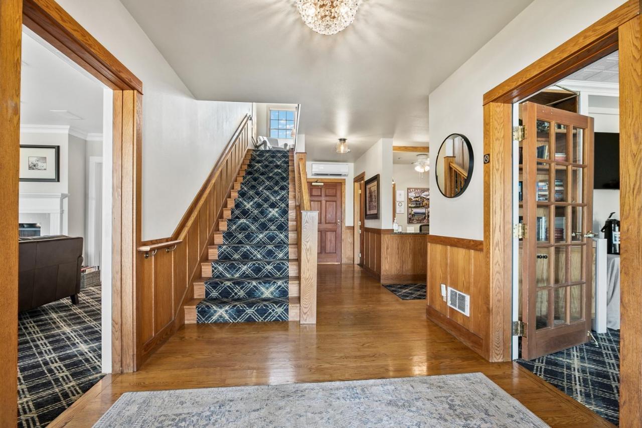 Saratoga Inn Лангли Екстериор снимка
