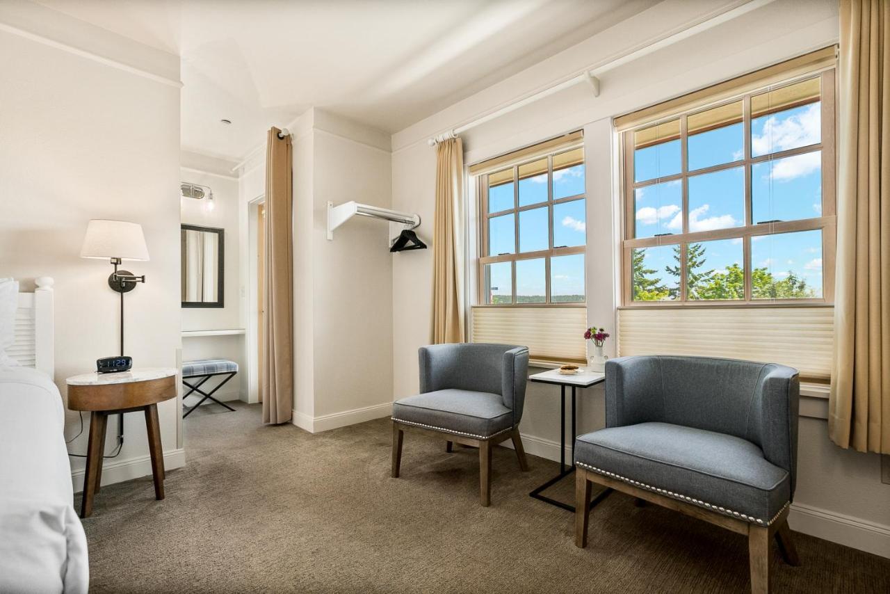 Saratoga Inn Лангли Екстериор снимка