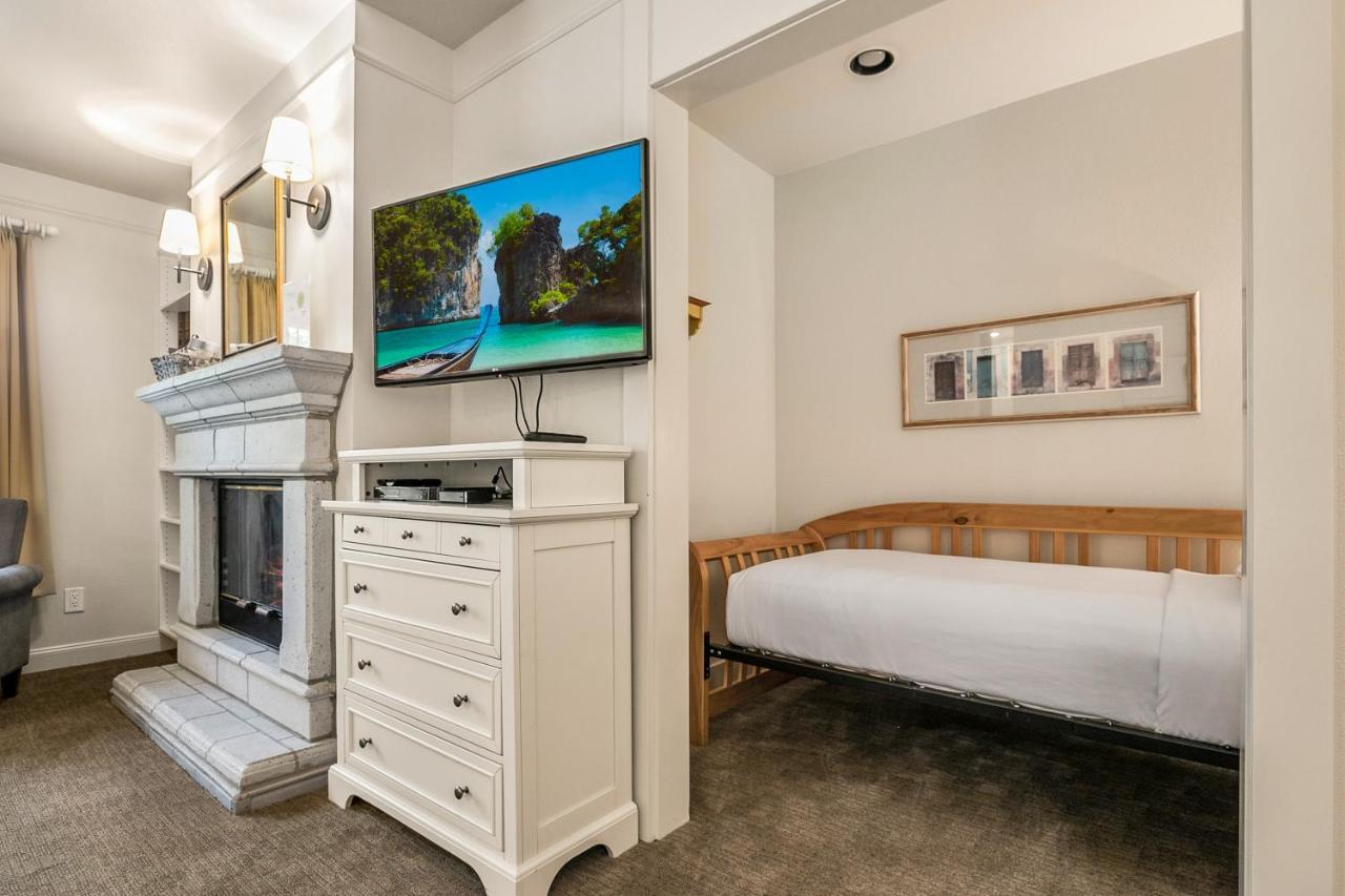 Saratoga Inn Лангли Екстериор снимка