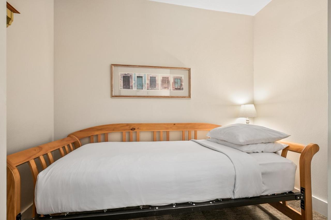 Saratoga Inn Лангли Екстериор снимка